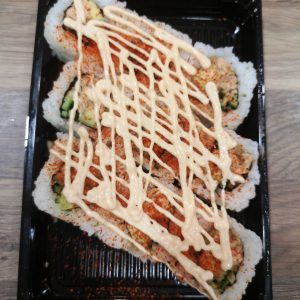 31. Spicy California Inside out Roll mit gekochtem Lachs (scharf)