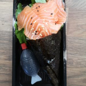 39.  Lachs Handroll Temaki