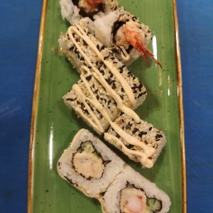 133. Kalifoniarollen mit Frittiertes Garnelen , Sesam ummantelt und Mayonaise Soße