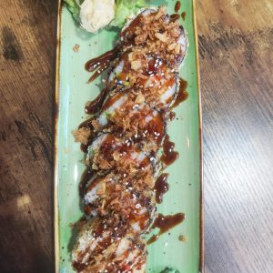 129. Frittiertes Futo Maki mit gekochtem Thunfisch, Avocado, Gueke, mit    	Mayonaise und Teriyaki Soße