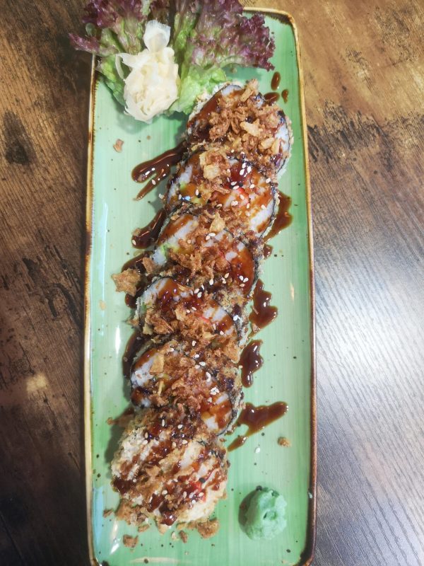 127. Frittiertes Futo Maki mit gekochtem Lachs, Avocado, Gueke, mit    	Mayonaise und Teriyaki Soße