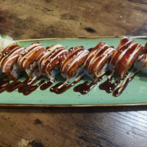132. Kalifoniarollen mit Frittiertes Garnelen,Lach ummantelt und Mayonaise & Teriyaki Soße