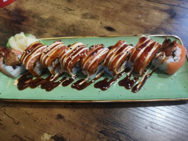 132. Kalifoniarollen mit Frittiertes Garnelen,Lach ummantelt und Mayonaise & Teriyaki Soße